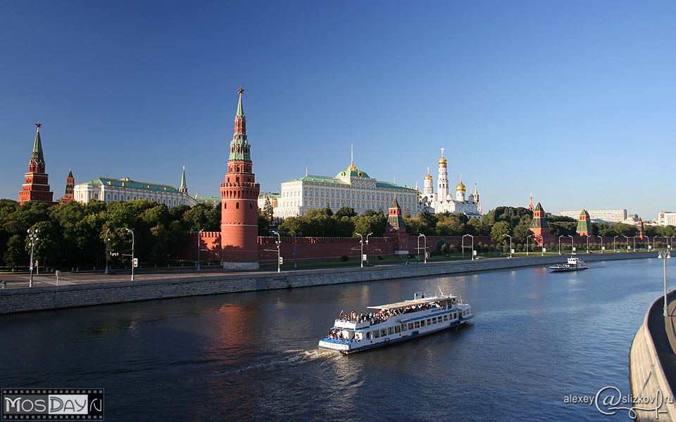 Кремль и кораблик на Москва-реке