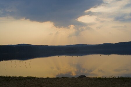 Лучи над озером