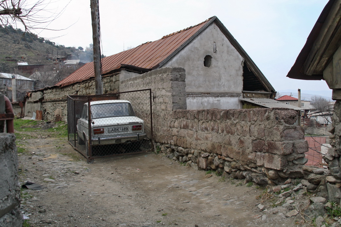 ...может, так горячий скакун не ускачет...