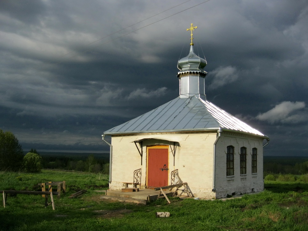 Часовня освященная солнцем перед наступлением дождя