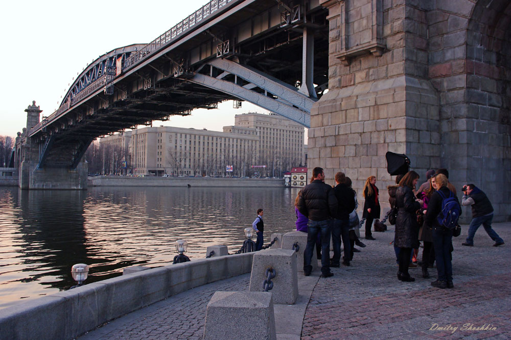 Под мостом