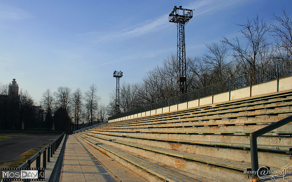 Старые трибуны стадиона