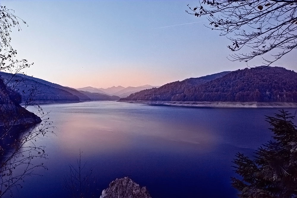 vidraru lake