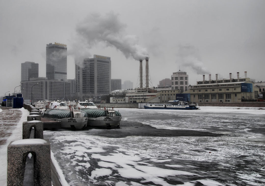 По набережной Москва-реки