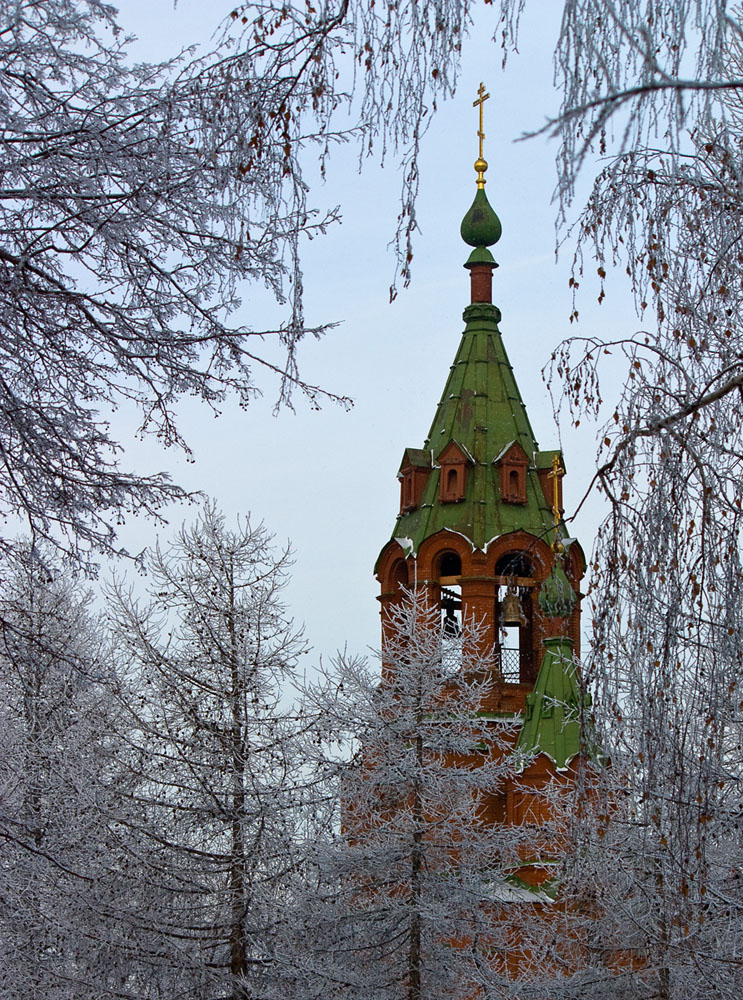 В зимнем окладе.