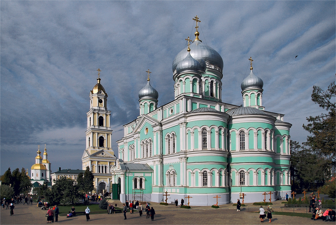 Храмы Дивеево. Троицкий собор и колокольня.