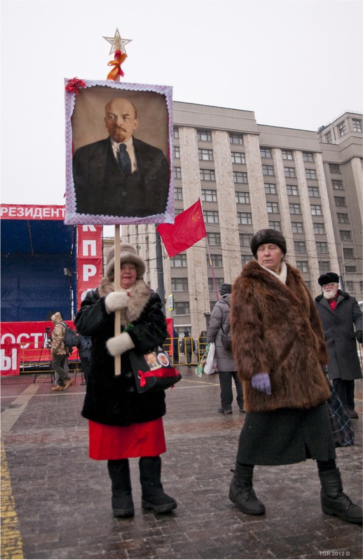 Разные люди ходят на митинг