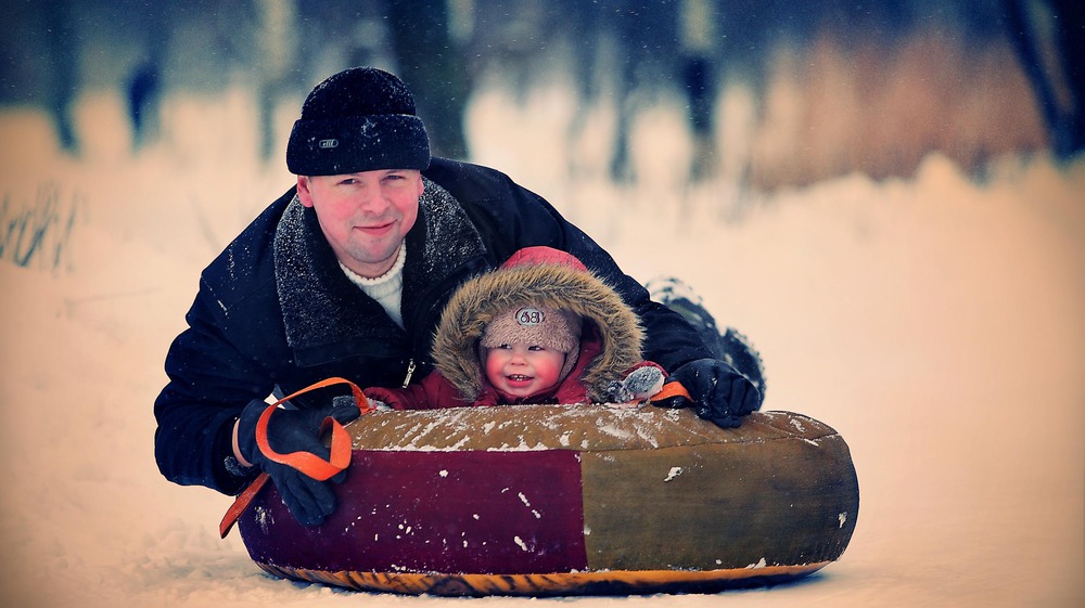 По снежку на ватрушках дети, а так же их родители...