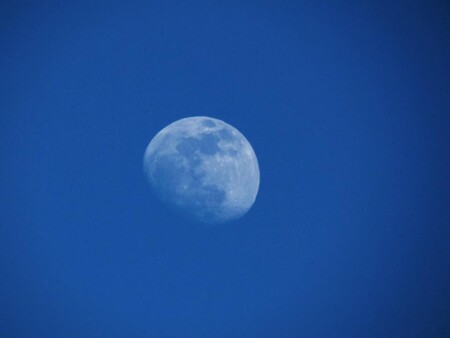 луна в полдень