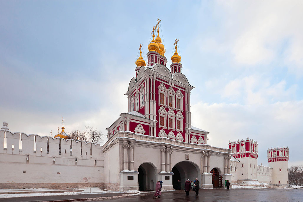 Преображенская надвратная церковь. Новодевичий монастырь.