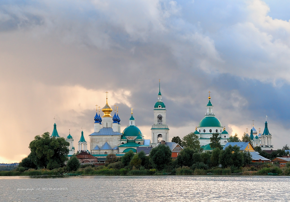 ВЗГЛЯД НА СПАСО-ЯКОВЛЕВСКИЙ МОНАСТЫРЬ С ОЗЕРА НЕРО