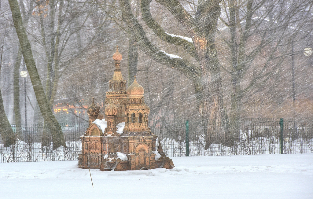 Снег в большом городе