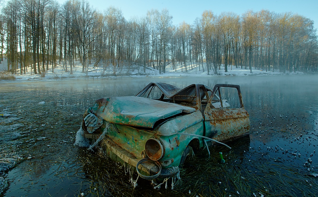 Пейзаж с зелёным запорожцем