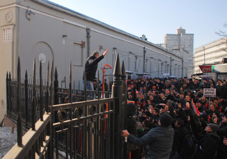 Удальцов на телефонной будке