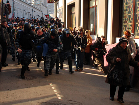 ОМОН несёт Удальцова на руках