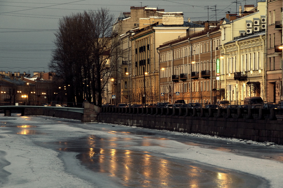 Под небом голубым, есть город золотой...