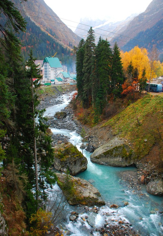 В поселке Домбай