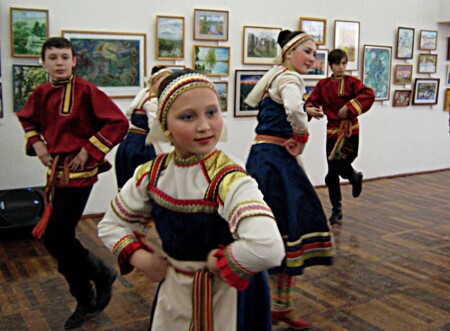 На выставке-5. Коми танец