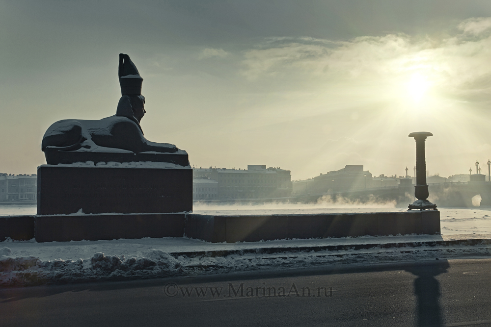 Зимний Сфинкс с горящим факелом