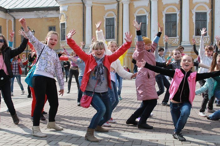 зажигаем прямо на площади!