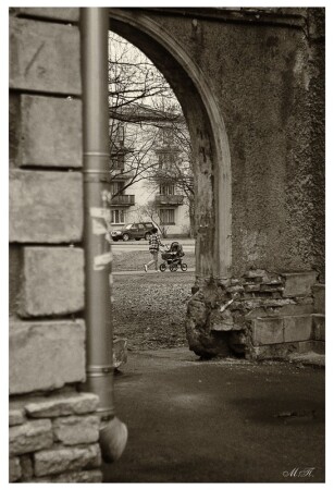 водосток,арка,и та что спешит