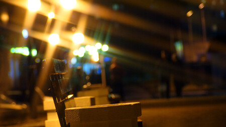 Аллея, фонарь, лавочка, мусорка