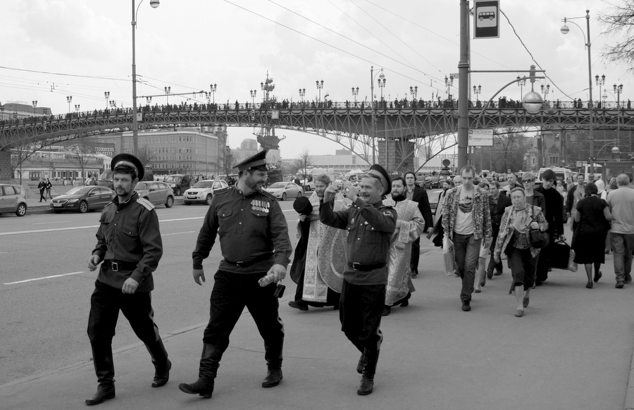 А давай, Петро, я тебя на фоне Кремля сфотоГрафирую!