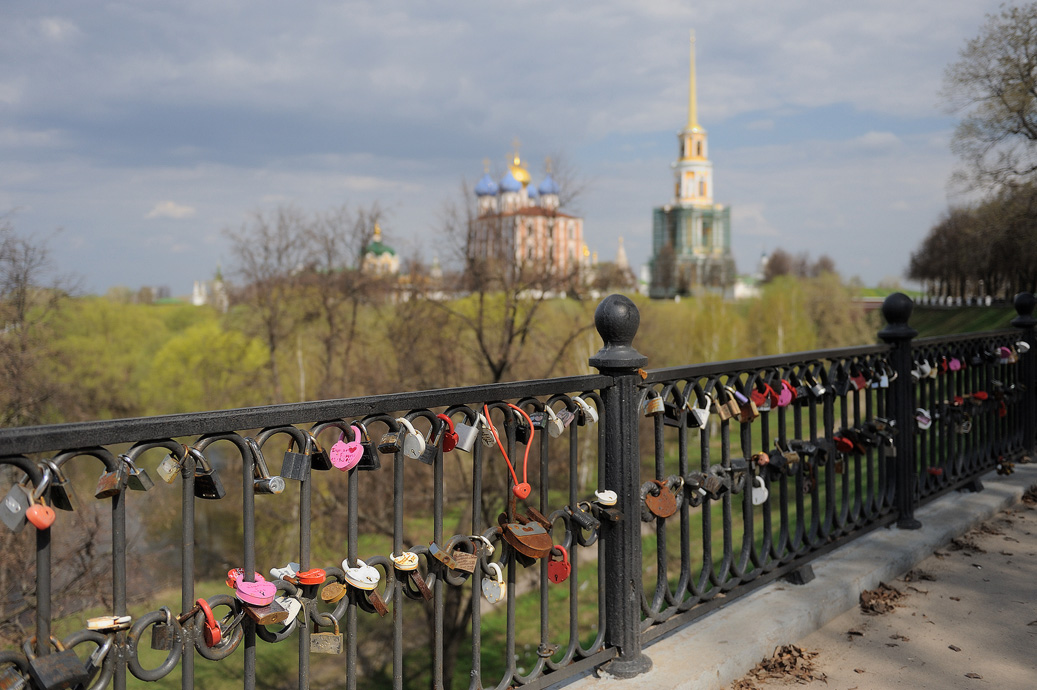 Ограда Кремлевской набережной.