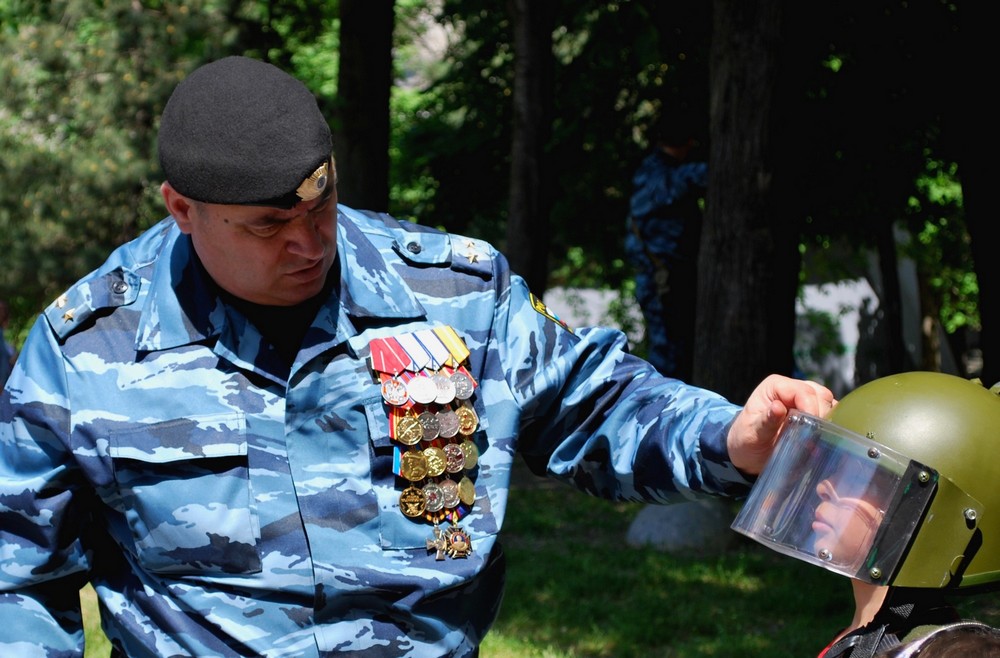 боец, касочку поправь...