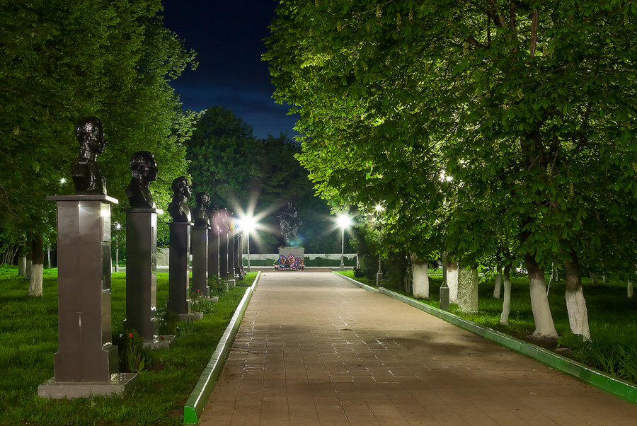 Аллея Героев в Парке Славы.