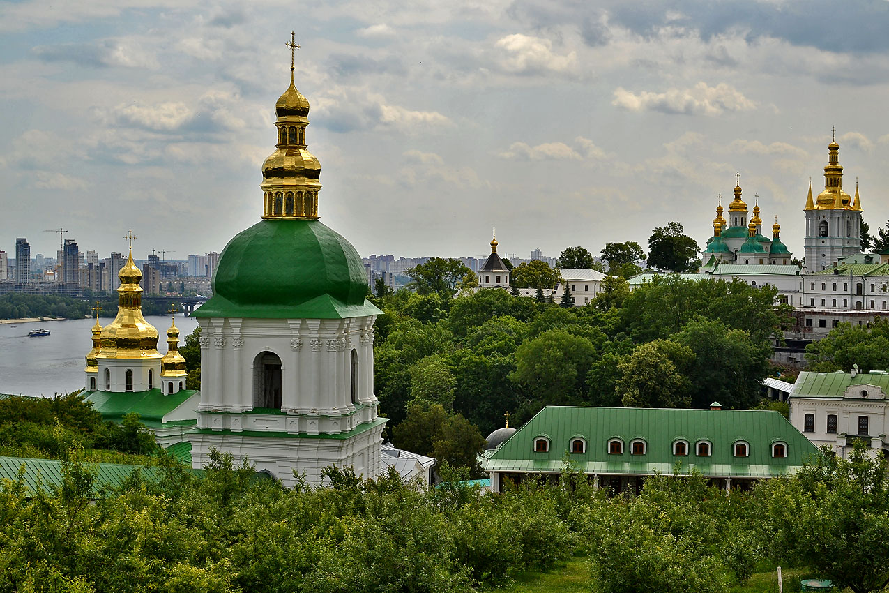 В праздничной зелени