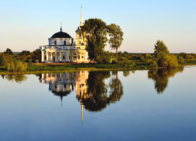 Николская церковь пруд