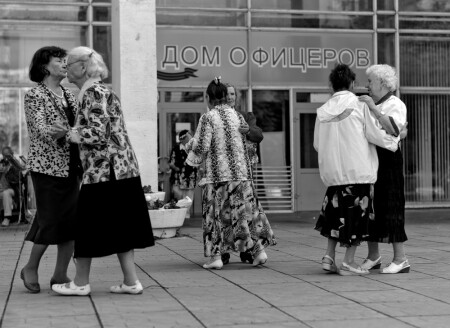 у дома "ОФИЦЕРОВ"...