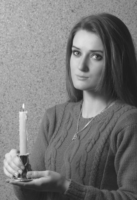 Блондинка со свечой