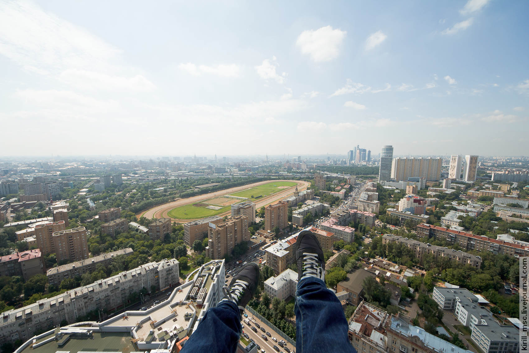 над городом