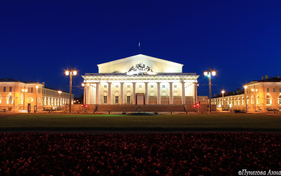 Биржа в ночи
