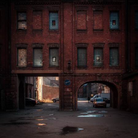 Солнце где-то за стенами