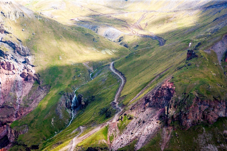 Дорога, ведущая к Терсколской обсерватории.