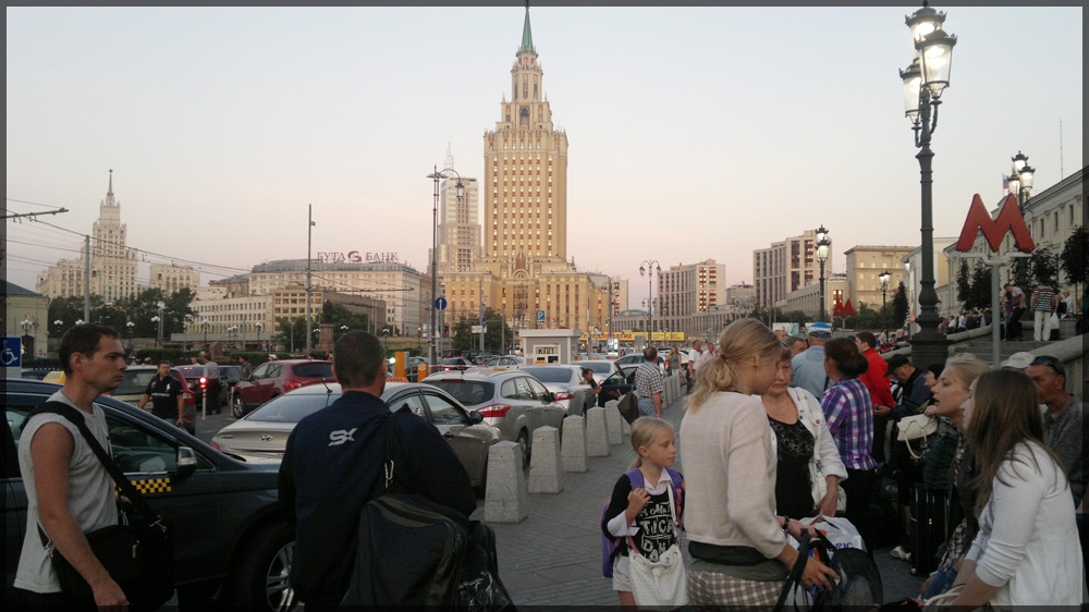 Рано утром жду открытия метро