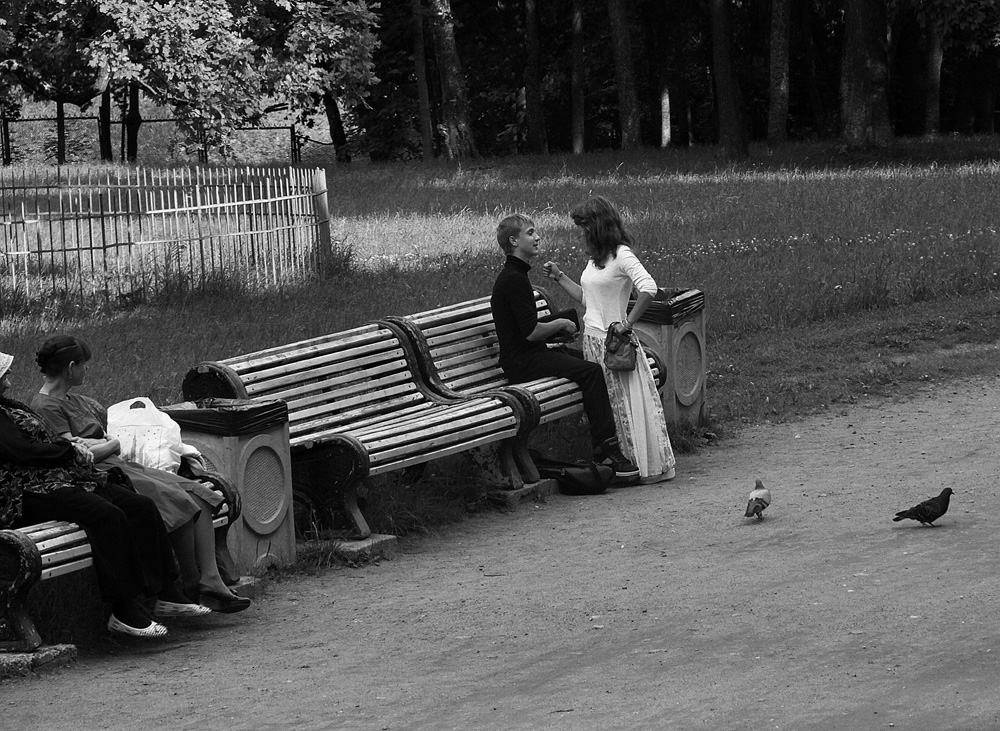 Мальчик с девочкой дружил...