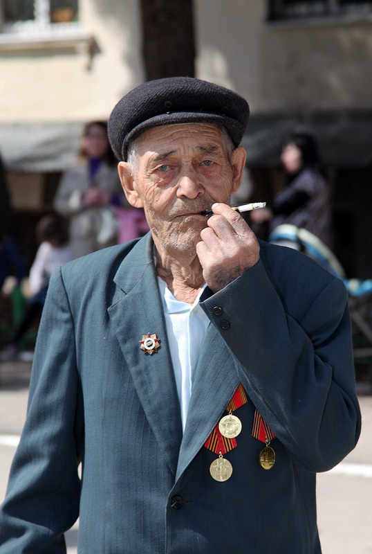 Давй закурим товарищ по одной..