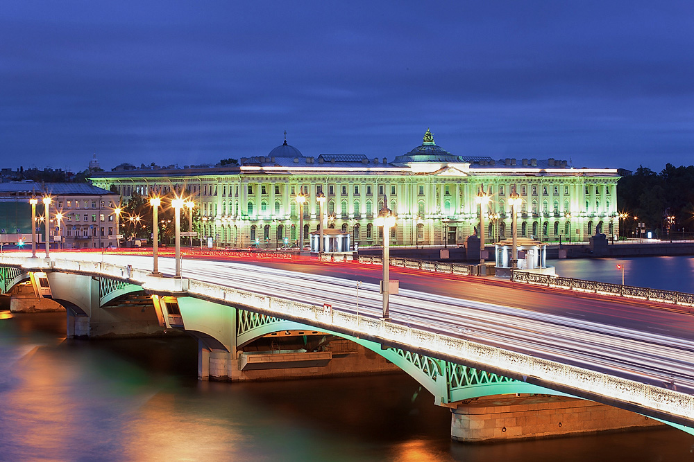 Академия художеств и Благовещенский мост.