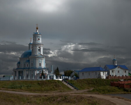 Август