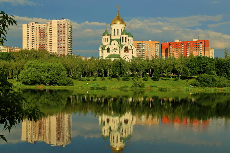 Солнцево.Храм над прудом