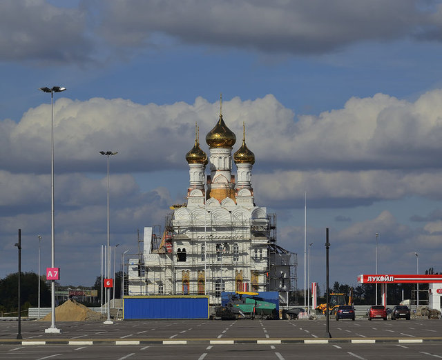 Церковь, заправка