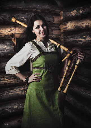 Девушка с волнкой