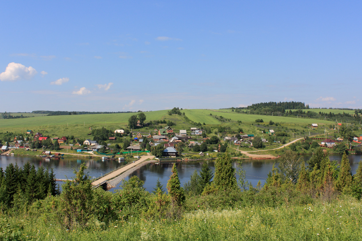 Село на берегу реки