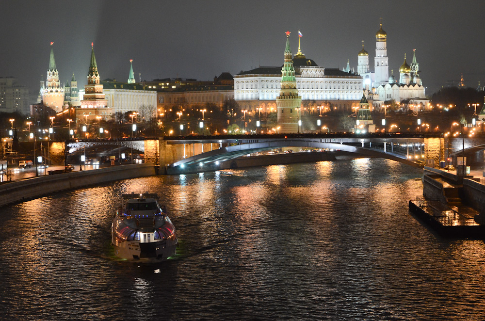 Прогулки на катере по ночной Москве