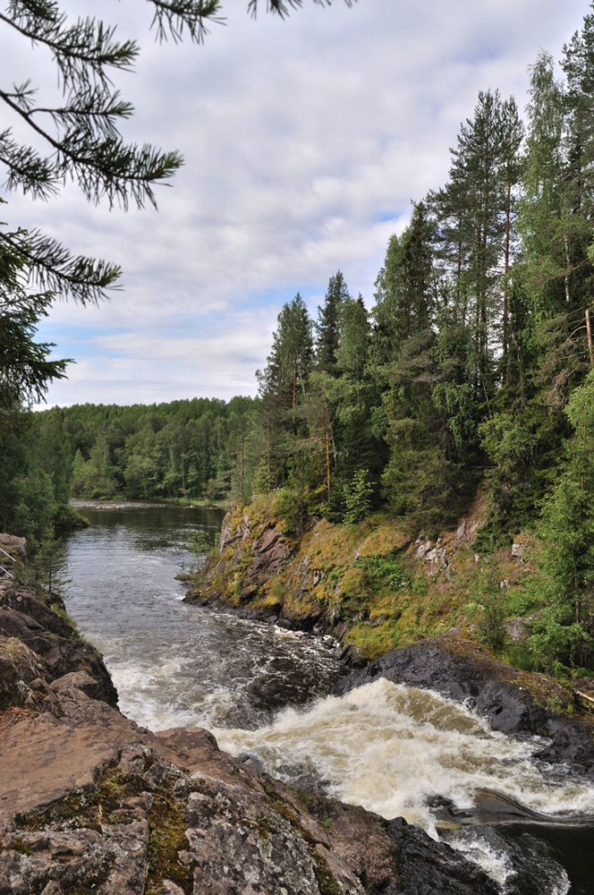 за водопадом