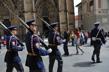 Ох рано-встает охрана